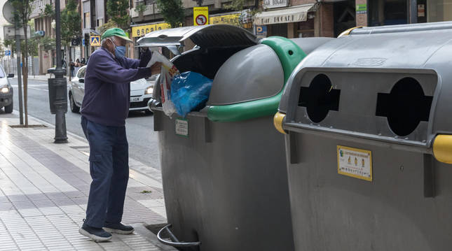 Foto de un vecino de Tudela tirando la basura en uno de los contenedores ubicados en la avenida de Zaragoza de la capital ribera.