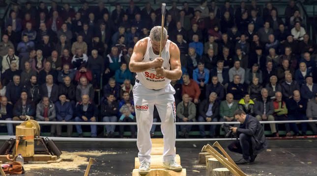 foto de Donato Larretxea, en acción en uno de los últimos campeonatos navarros de aizkora celebrados en Santesteban.