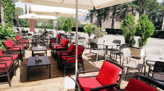 El hotel Xabier de momento ha abierto el restaurante y la terraza con vistas al castillo.