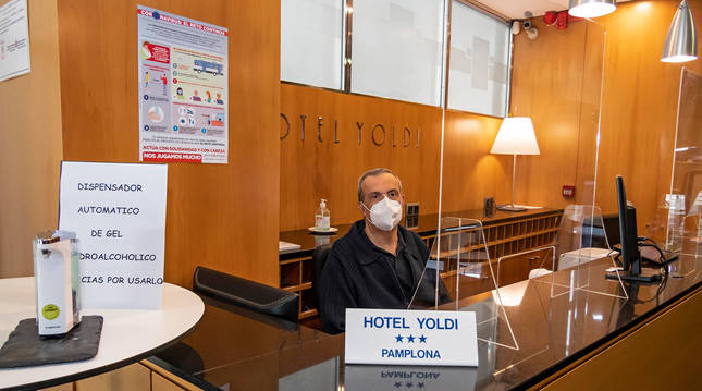 Mamparas y dispensadores de gel en la recepción del hotel Yoldi.