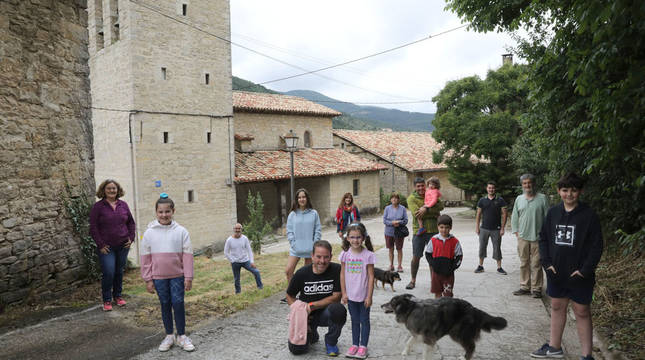 En las siluetas de la nueva simetría, desde la izquierda, Idoia Arteta, Leire Ripa, Omkar Carabia, Nebai Carabia, Iñaki Ripa, Enara Ripa, Miren Aginaga, Gema Cizur, Alfredo Lázaro Arricibita y sus hijos, Amaia Eneko, Fermín Azkarate, Alberto Azkarate Iñigo Sanz. Con ellos, los perros Keiko y Adi.
