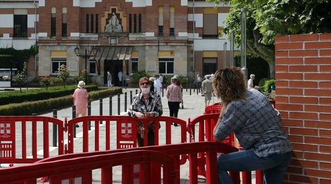 Este lunes los bares podrán servir en la barra y los residentes salir a pasear
