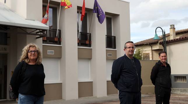 Karmele Unanua, natural de Igantzi; Óscar Ayesa y José Bustamante, de Beriáin, frente al Ayuntamiento que ahora dejan.