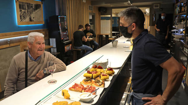 Con el consumo en barra, los bares recuperan al cliente de pincho y pote