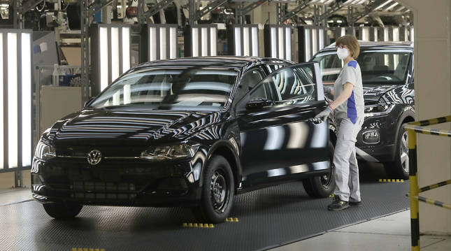 Primer día de trabajo en la cadena de Volkswagen tras el parón provocado por la pandemia.