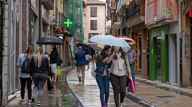 La calle Mayor de Estella, una de las principales zonas comerciales este martes en una lluviosa tarde.