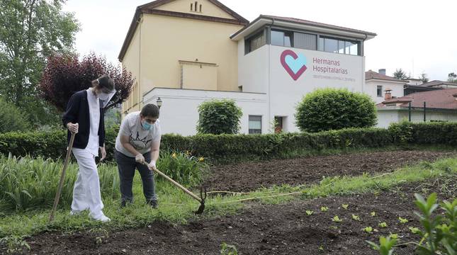 Una auxiliar y un residente del Centro Hospitalario Benito Menni, de Elizondo, en la huerta.