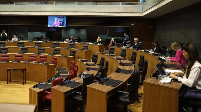 Reunión de la comisión especial constituida en el Parlamento foral para realizar propuestas al Plan Reactivar Navarra.