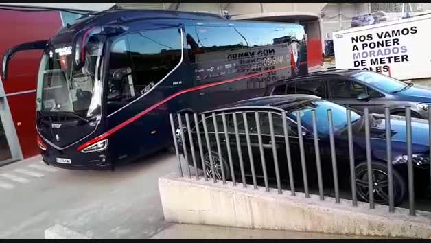 Osasuna-Atlético: el autobús rojillo, recibido por la afición en El Sadar