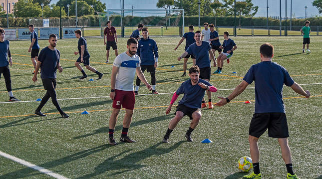 Los jugadores del San Juan se ejercitaron ayer en el campo de la Agrupación separados en varios grupos.