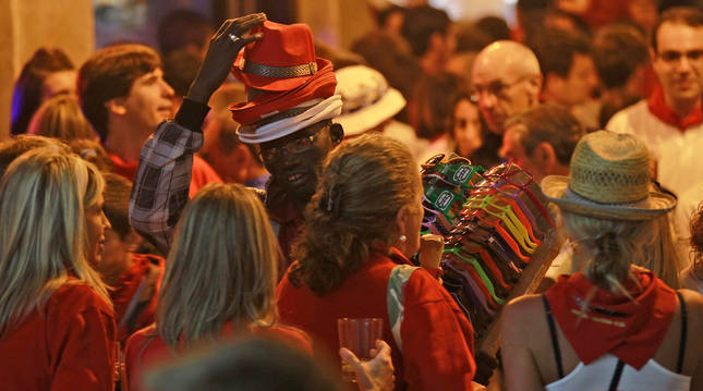 Foto de un vendedor ambulante durante unos Sanfermines.