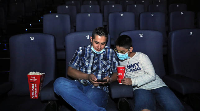 Adrián Saeteros Cabrera e Ian Saeteros Castillo ayer, poco antes de que empezase 'Sony, la película'.