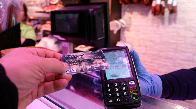 foto de El uso del datáfono para el pago con tarjeta o móvil ha aumentado un 95% en los comercios por el coronavirus