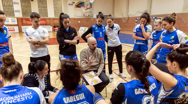 El técnico del Osés Construcción, Jotas Unzué, en un partido de esta temporada, continuará la próxima.