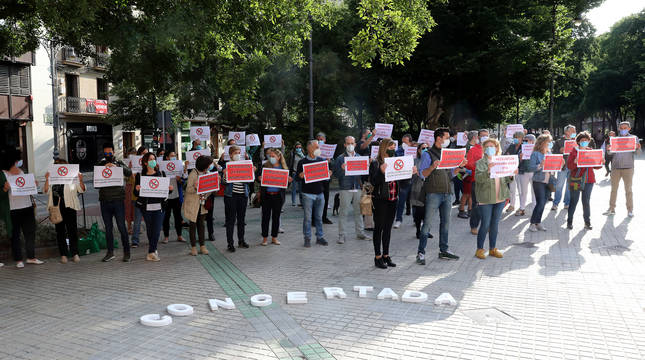 foto de Concentración de los sindicatos de Educación frente al Parlamento de Navarra