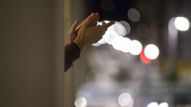 EL APLAUSO. El silencio de las calles se rompía cada tarde a las 20 horas con el aplauso para homenajear al personal sanitario.