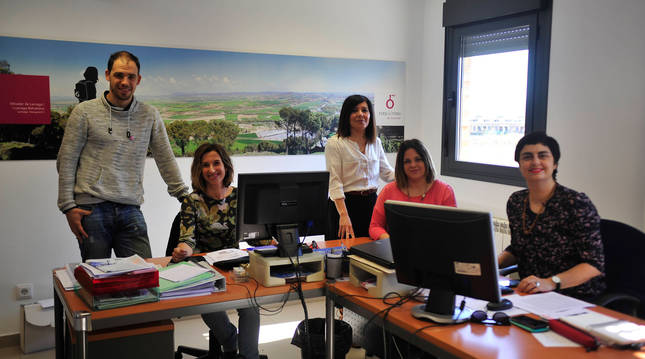 Foto de Alejandro Antoñanzas, presidente del Consorcio de la Zona Media; y las técnicas Olga García, Ana Elcano, María Mallén y Esther Capellán en una imagen de archivo.