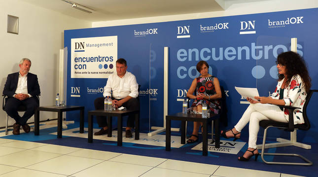 Los ponentes Juan las Navas, Josetxo Iriguibel y Maite Apezteguía separados por mamparas junto a Belén Galindo, responsable de comunicaciónde La Información.