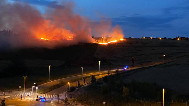 Incendio de un campo de cereal en Mendillorri