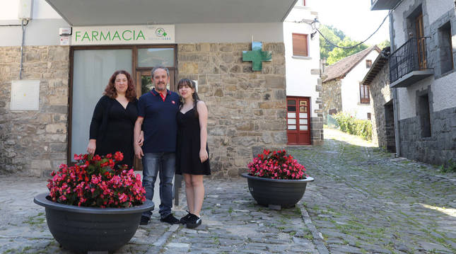 Desde la izda.: la nueva farmacéutica de Isaba, Ariela Polito, su marido Víctor Hugo Falistocco y su hija Chiara Falistocco.