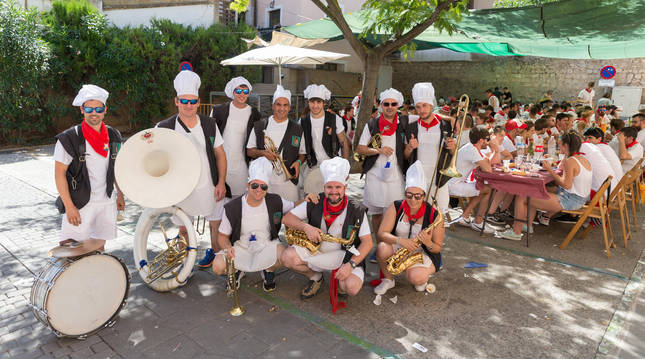 La charanga tudelana El Desbarajuste en la peña La Teba en fiestas de Santa Ana en Tudela.