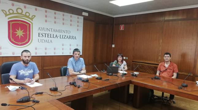 Desde la izda., el alcalde de Estella, Koldo Leoz, y los ediles Unai Errazkin, Maider Barbarin y José Miguel Pérez de Eulate, este miércoles, en la presentación del proyecto en el salón de plenos del ayuntamiento de Estella.