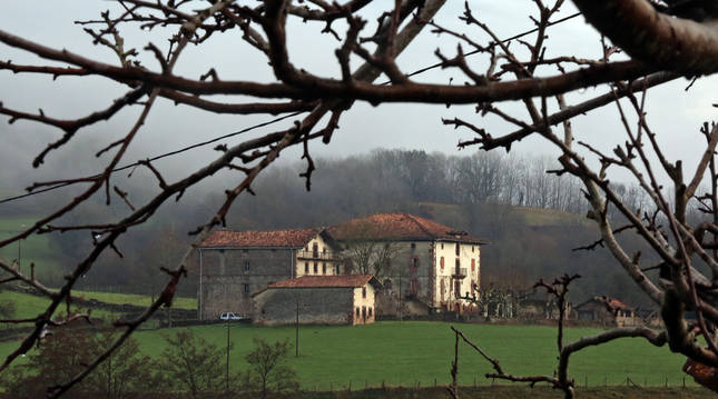 Aspecto parcial del Palacio de Aroztegia, que da nombre al proyecto de ocio en Lekaroz.