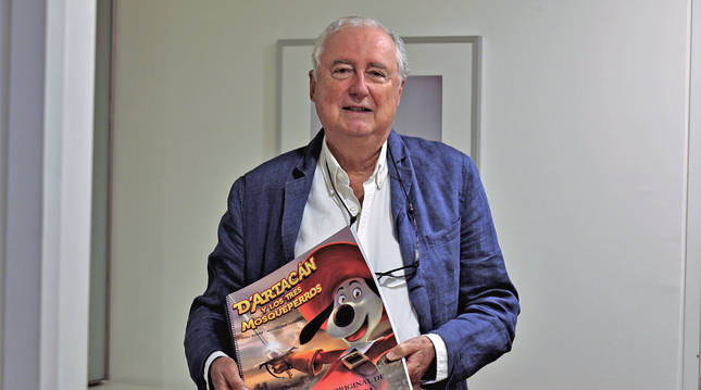 Foto de Claudio Biern Boyd, este viernes, con el libro de 300 páginas que forma la partitura de la BSO de D'Artacán.