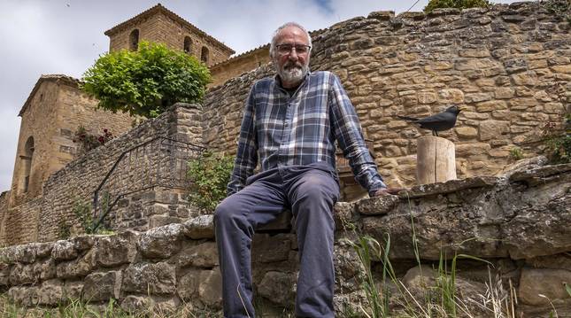 Foto de Javier Murillo junto a una muestra de la imaginería naturalista que realiza en su taller de Artariain (Navarra).