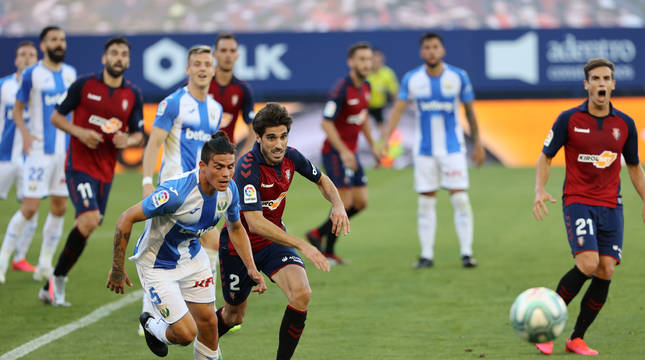Nacho Vidal pugna por el balón con el defensor rival Jonathan Silva. Detrás, varios futbolistas observan la jugada.