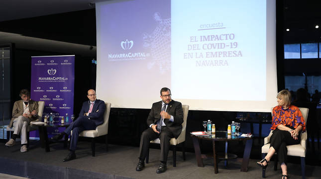 Chechu Rodríguez (CCOO), Carlos Fernández Valdivielso (CEN), Javier Remírez (Gobierno) y Marisol Vicente (UGT), este martes, durante el debate.
