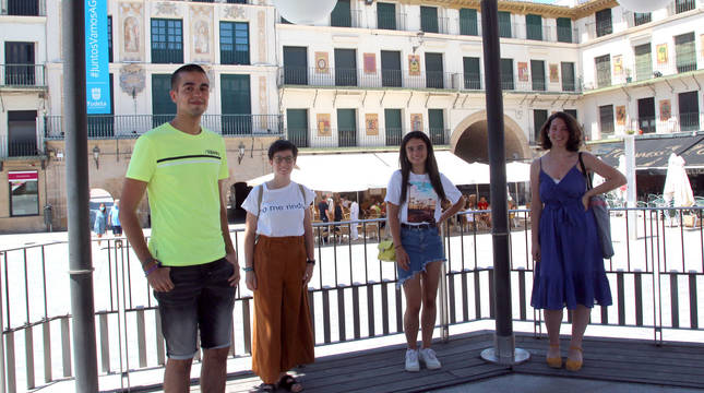 De izquierda a derecha: Mateo Cueto Remacha, Lola Simón Pérez-Nievas, Ana García Beamonte y Aitana Monzón Blasco, en el quiosco de la plaza de los Fueros de Tudela.