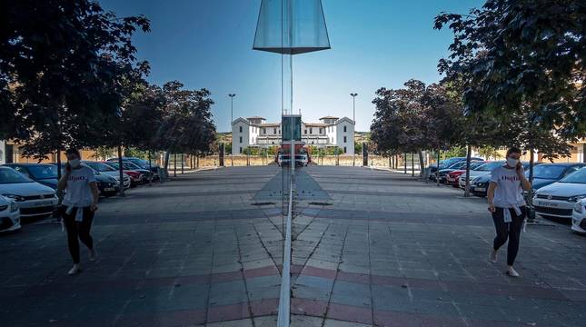 Juego de reflejos en la fachada acristalada del polideportivo de Estella, en el barrio de Arieta.