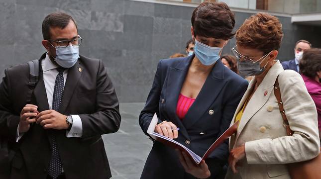 Los consejeros Javier Remírez y Elma Saiz y la presidenta María Chivite, en el Parlamento, el pasado 4 de junio.