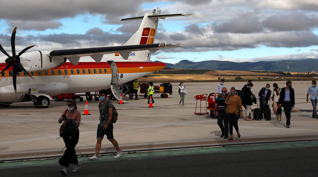 Foto de los pasajeros del primer vuelo que aterrizó el 2 de julio en el aeropuerto de Noáin tras el estado de alarma.