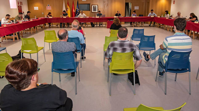 El pleno del Ayuntamiento de Estella se celebró ayer durante dos horas en el salón de actos de la escuela de música, en San Benito.
