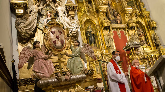 La talla de las Cinco Llagas presidió la renovación de los votos y una misa posterior.