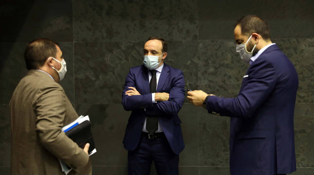 El presidente Unai Hualde, Javier Esparza (NA+) y Ramón Alzórriz (PSN) hablan antes de un pleno.
