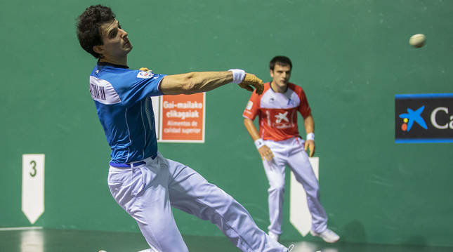 Jokin Altuna defiende, ante la mirado de Elezkano II, una pelota en el ancho durante el estelar que tuvo lugar ayer en Labrit.