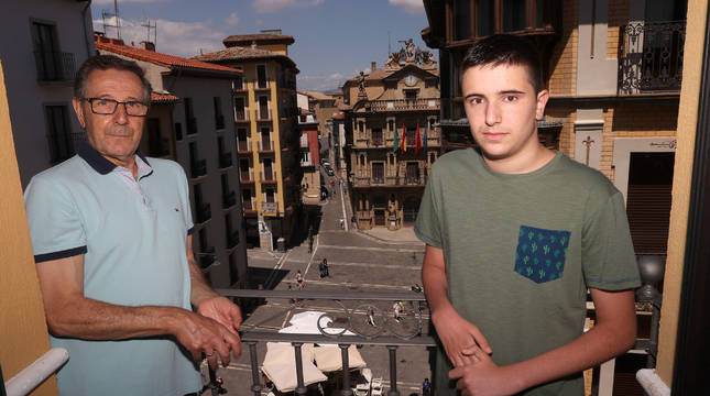 José Ignacio Zabalza Casla junto a su nieto Asier Zabalza Mendive, asomados al balcón de la calle Calceteros, con vistas a la Plaza Consistorial.