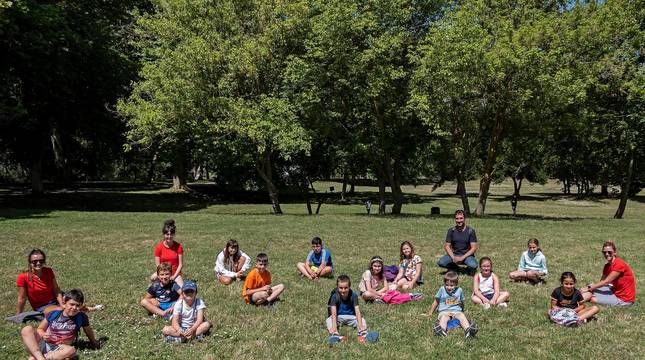 Algunos de los participantes en la ludoteca, con sus monitores en el paseo de Los Llanos.