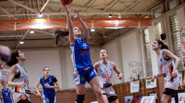 Foto de la alero del Osés Andrea Tollar, que continuará el próximo curso, entra a canasta esta temporada.