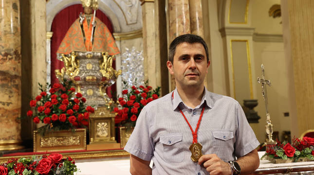 Enrique Bretos Nuin, de la corte de San Fermín, en la capilla de San Lorenzo donde está el santo (al fondo).