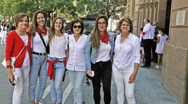 Foto de Ana Baztan, Sara Baztan, Begoña Goñi, Mari Cruz Goñi, Isabel Goñi y Cristina Jordán también quisieron demostrar su sentimiento por San Fermín.