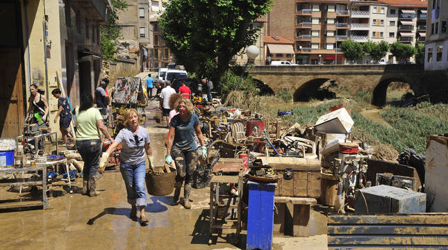 9 de julio de 2019. Tafalla amaneció literalmente arrasada. La fuerza del agua y el barro dejó inutilizables decenas de objetos materiales y anegó decenas de bajos, viviendas y establecimientos comerciales y de hostelería.