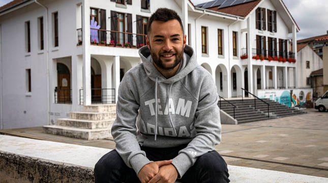Dani Saldise, este martes por la mañana, con la fachada del Ayuntamiento de Irurtzun a sus espaldas. Además del Xota, también deja el pueblo que le ha visto crecer.