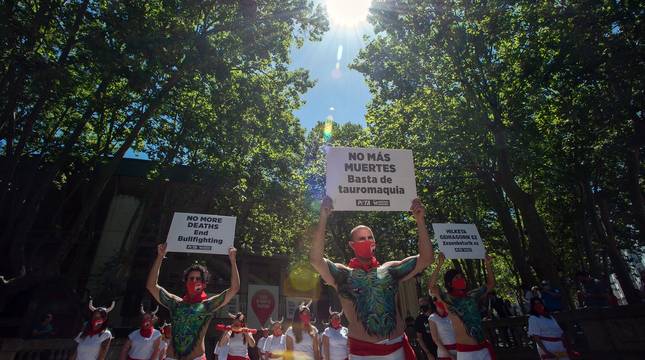 Protesta de PETA y AnimaNaturalis para pedir el final de las corridas de toros