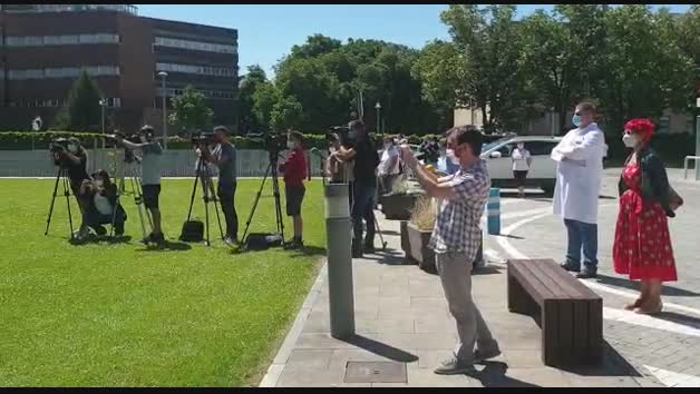 Vídeo: La Pamplonesa homenajea a los sanitarios con un concierto en la explanada del CHN