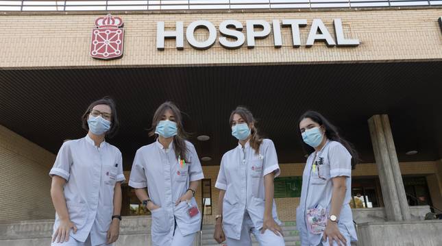 Lucía Simón, Julia Tabuenca, Sara Usechi y Rebeca González frente a la puerta del Hospital Reina Sofía de Tudela.