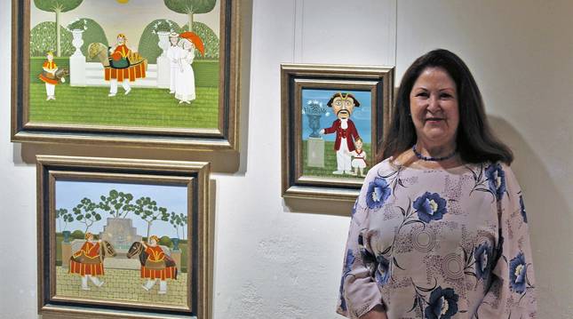Foto de Carmen Corcelles junto a las obras Tradición (arriba, Zaldikos jugando y Kiliki (detrás de la artista).